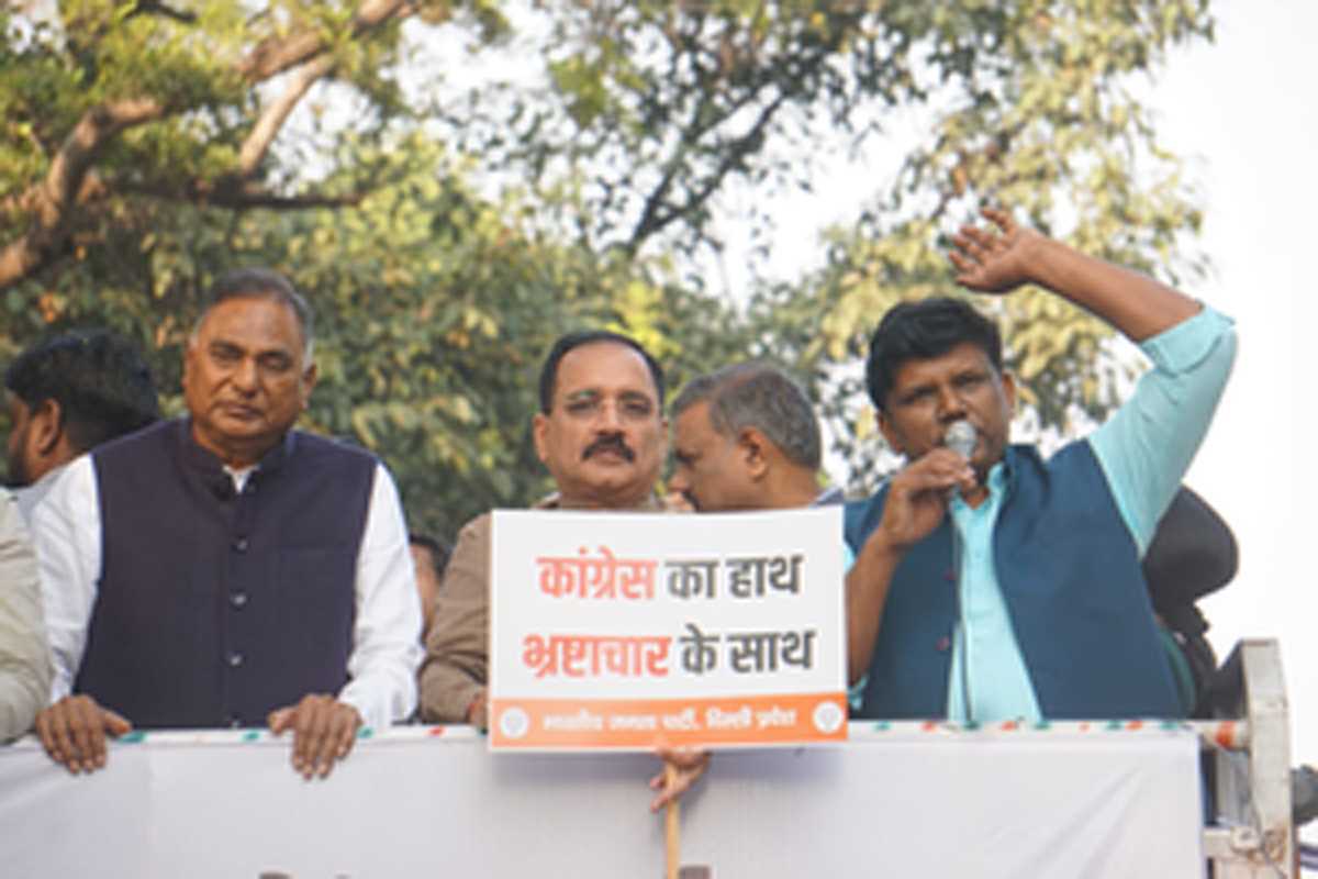 भाजपा ने भ्रष्टाचार को लेकर कांग्रेस मुख्यालय पर किया प्रदर्शन, धीरज साहू पर कार्रवाई की मांग